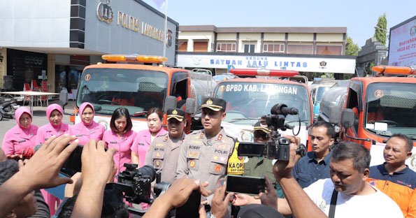 HKGB ke-72, Bhayangkari Polres Lamongan Dropping 107.000 Liter Bantuan Air Bersih