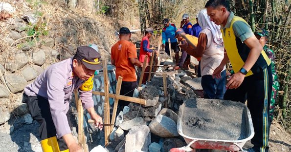 Bersihkan Lingkungan Cegah Banjir, Sinergitas Polres Ponorogo Bersama TNI dan Warga