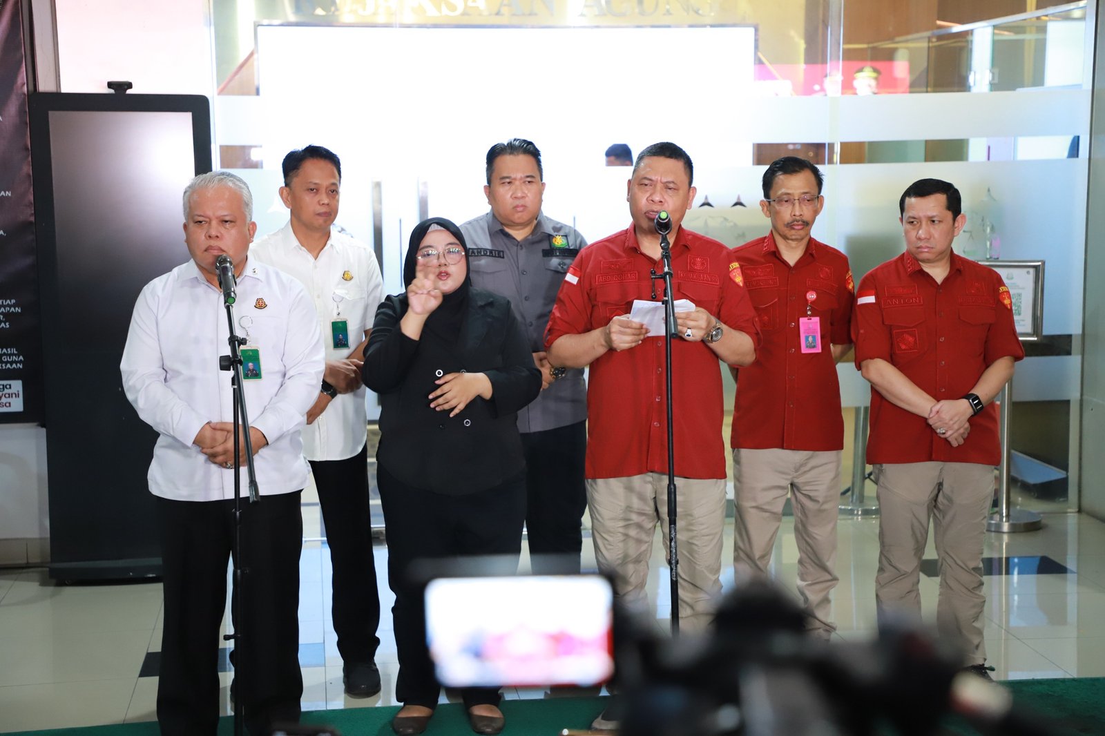 Kejagung RI Melakukan Penggeledahan dan Penetapan Tersangka 3 Orang Hakim dan 1 Pengacara Terkait Suap dan/atau Gratifikasi