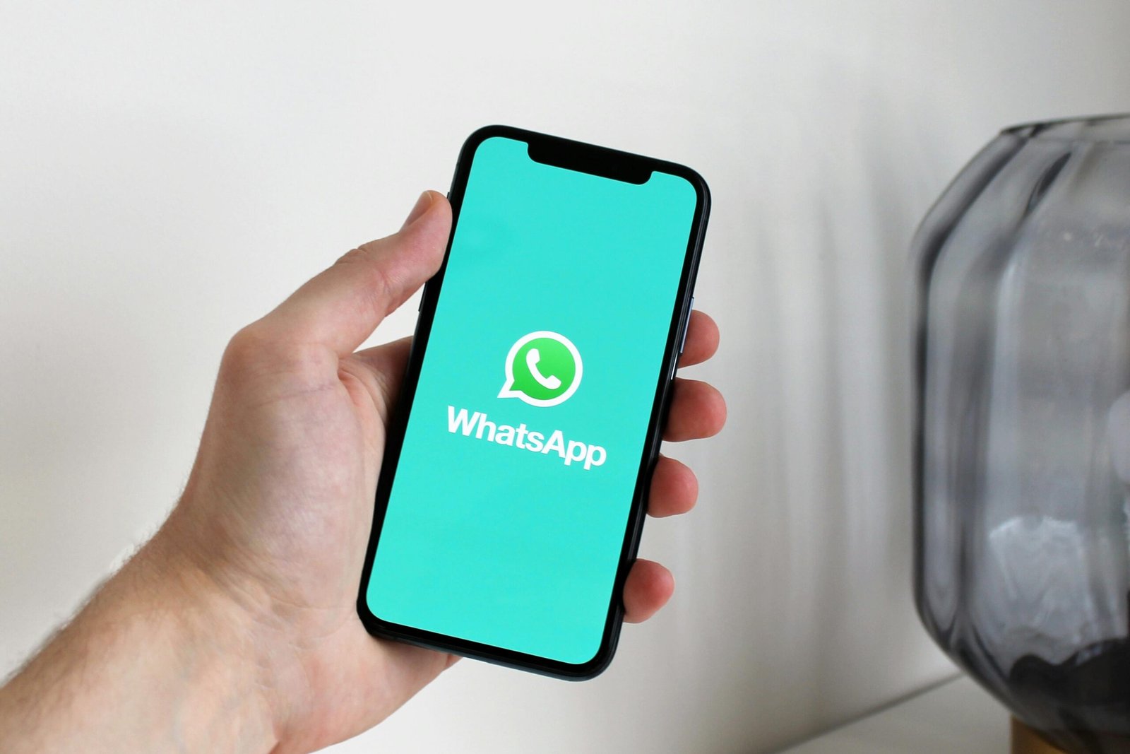 Kebijakan Baru: PNS Hong Kong Wajib Tinggalkan WhatsApp dan Google Drive