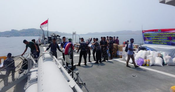 Bawa Bantuan Kemanusiaan Korban Erupsi Gunung Lewotobi, KRI Ahmad Yani-351 Tiba di Labuan Bajo