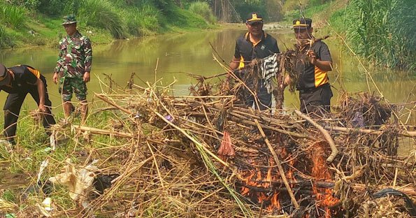 Polres Ponorogo Bersama TNI dan Warga Kompak Bersihkan Sungai Cegah Banjir