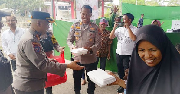 Apresiasi Warga Situbondo Sudah Nyoblos di TPS, Polda Jatim Berbagi Makan Siang Gratis