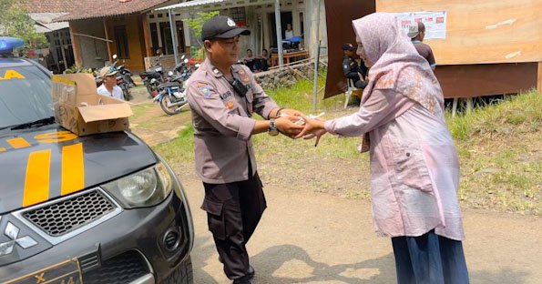 Di Banyuwangi Usai Nyoblos Dapat Makan Gratis dari Pak Polisi