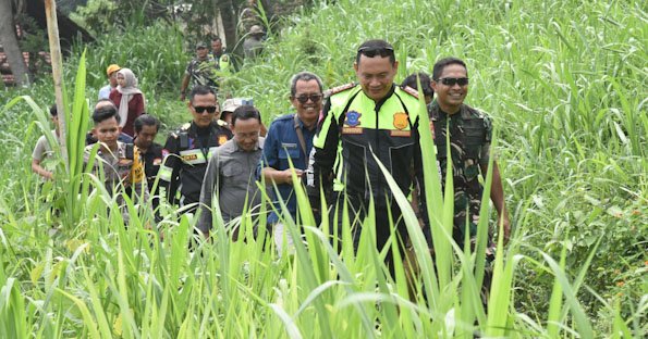 Pastikan Distribusi Logistik Pilkada di Lokasi Terpencil Aman, Kapolres Bondowoso Bersama Forkopimda Menembus Jalan Terjal