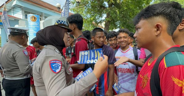 Berbagi Helm Gratis di Area CFD, Polres Kediri Sosialisasi Keselamatan Berlalu Lintas