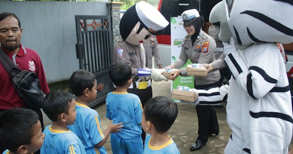 Mobil Cinta Polres Nganjuk Kembali Berbagi Ratusan Kotak Makan Siang Sehat Gratis