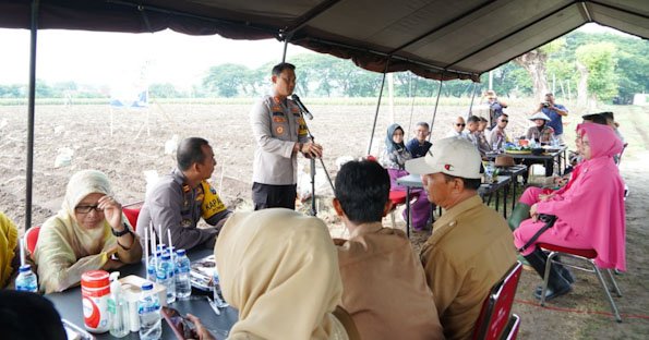 Gelorakan Swasembada Pangan, Polres Ponorogo Bersama Kelompok Tani Tanam Jagung Reog 234 Bhayangkara