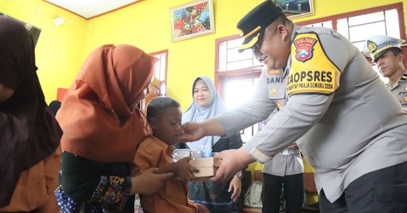 Sukseskan Program Asta Cita Berbagi Makan Siang Gratis, Kapolres Pamekasan Kunjungi SLB PGRI