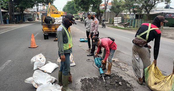 Antisipasi Jalan Berlubang Jelang Nataru, Polres Pasuruan Mitigasi Jalur Surabaya-Malang