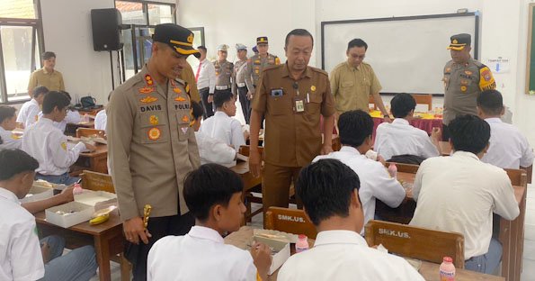 “Si Sumeh” dan “Si Sabar” Polres Pasuruan Kota Kembali Berbagi Makanan Sehat Bergizi Gratis Bagi Pelajar