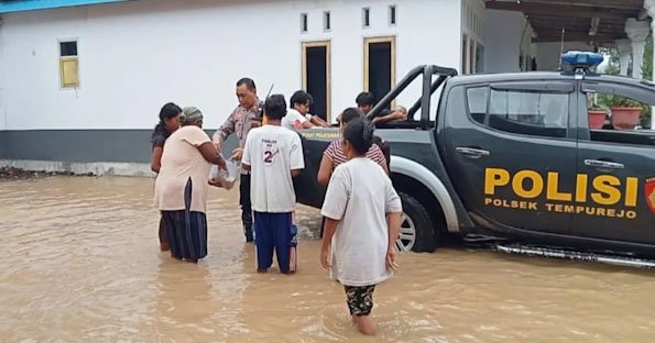 Perlancar Lalin Hingga Bersihkan Rumah Warga Terdampak, Polisi Gerak Cepat Tangani Banjir di Jember