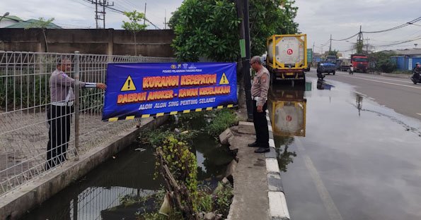 Jelang Nataru, Polres Pelabuhan Tanjung Perak Pasang Rambu di Jalur Black Spot