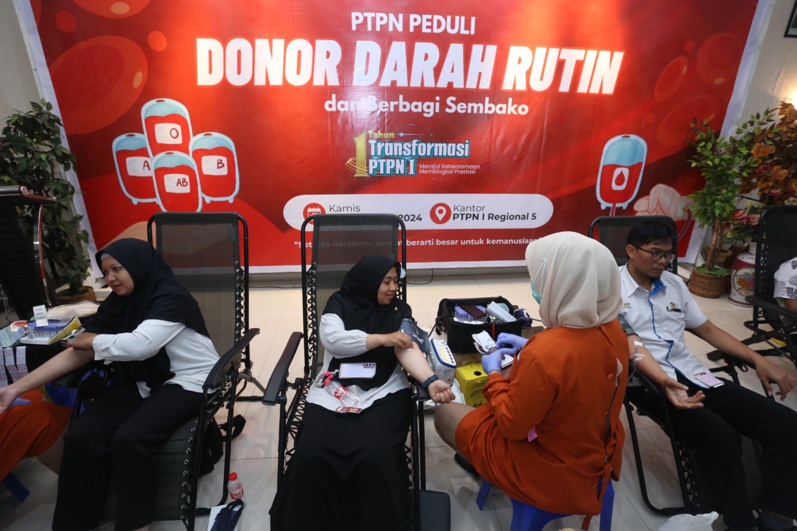 Transformasi 1 Tahun, PTPN I Regional 5 Gelar Donor Darah Rutin dan Bagi Sembako