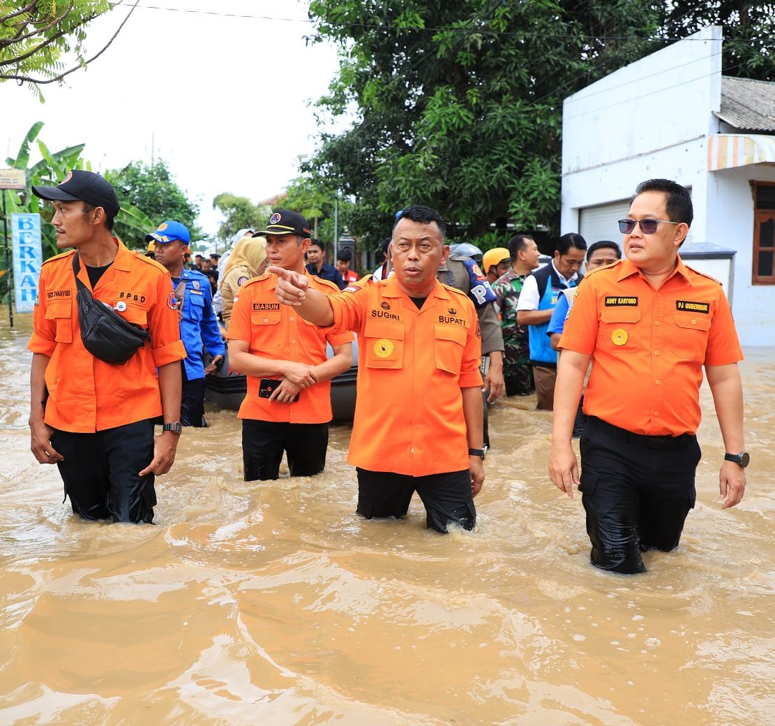 Tinjau Banjir Ponorogo, Pj. Gubernur Adhy Fokuskan Evakuasi Warga dan Perbaikan Tanggul Jebol