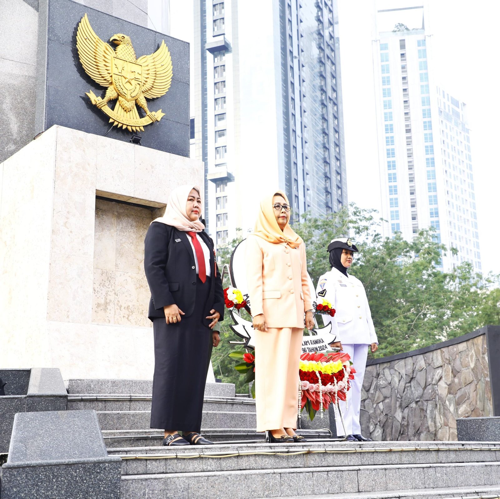 Ziarah Tabur Bunga di Makam Pahlawan Wanita Jelang Hari Ibu