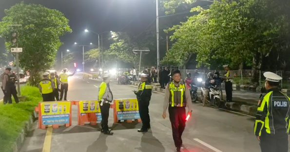 Pastikan Keamanan dan Ketertiban Lalu Lintas di Malam Tahun Baru, Polres Pelabuhan Tanjung Perak Lakukan Penyekatan di Suramadu