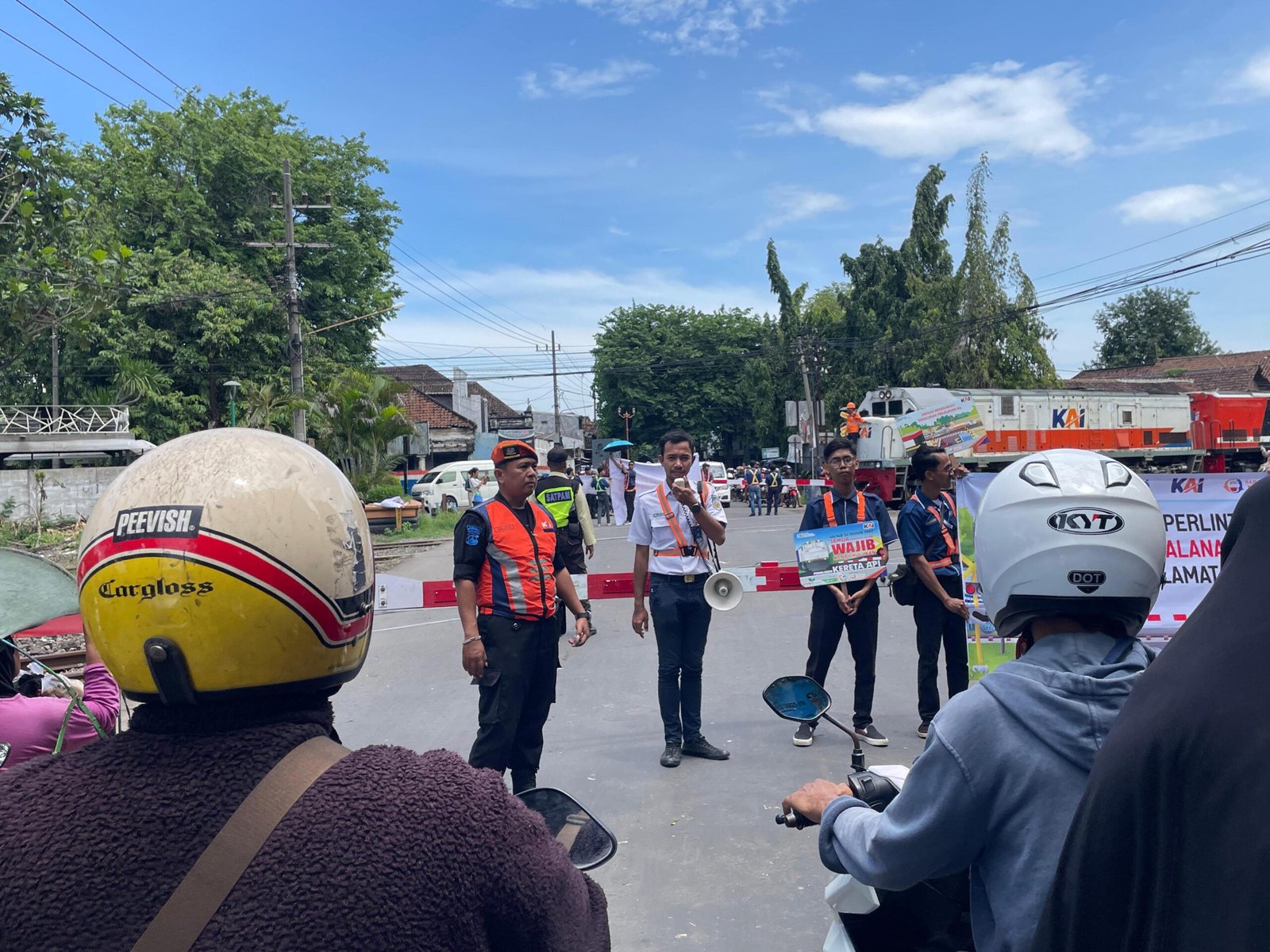 KAI Daop 8 Surabaya Ingatkan Pengendara Waspada di Perlintasan Sebidang