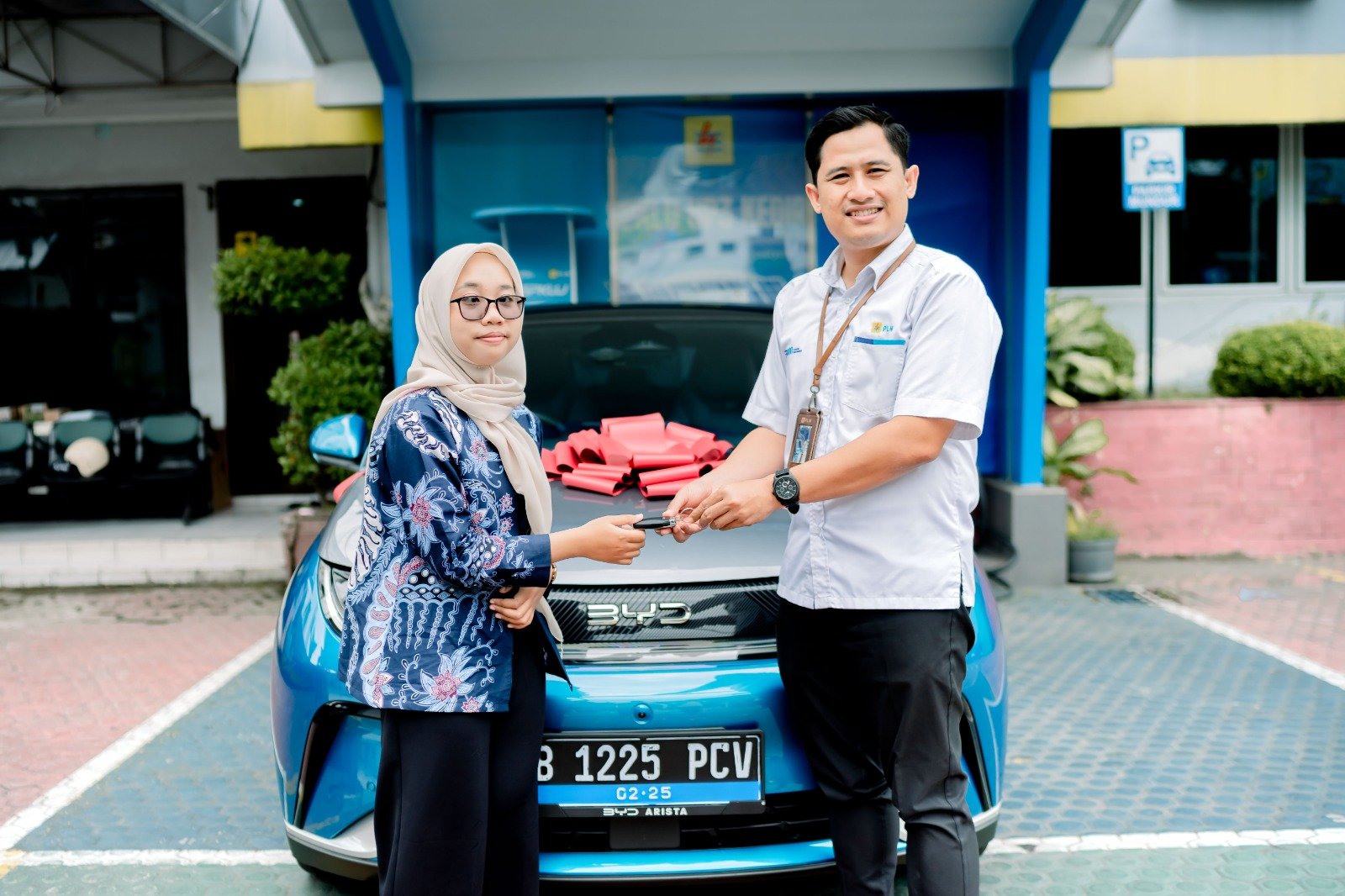 Dukung Ekosistem Kendaraan Listrik, PLN Serahkan Hadiah Utama Gelegar PLN Mobile Tahun 2024