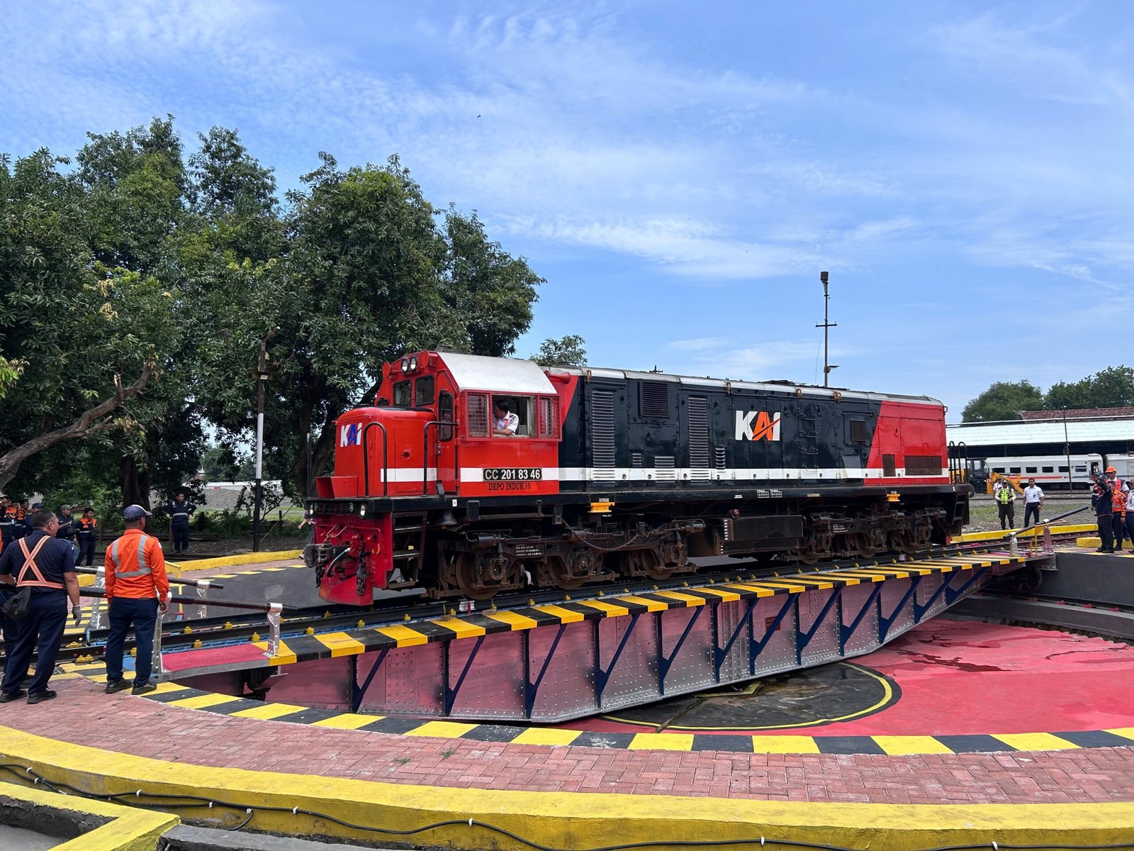 Tingkatkan Keselamatan Perjalanan KA, Daop 8 Surabaya Operasikan “Jembatan Putar” di Stasiun Bangil