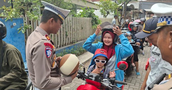 Untuk Pengendara Roda Dua di Operasi Keselamatan Semeru 2025, Polres Kota Kediri Beri Hadiah Helm SNI