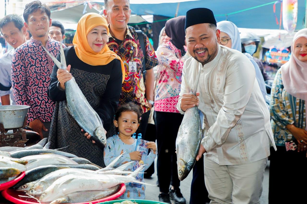 Kunjungi Pasar Bandeng Gresik Bersama Cucu, Gubernur Khofifah Kenalkan Tradisi Sejak Dini