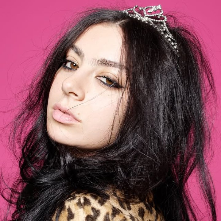 Charli XCX Borong Lima Piala di BRIT Awards, Simak Daftar Pemenangnya!