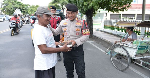Polisi Sambil Patroli Berbagi Nasi Kotak ke Pekerja Jalanan di Situbondo