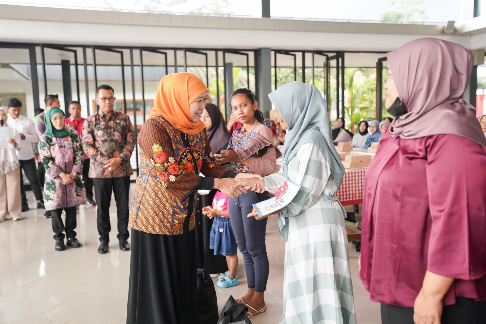 Gubernur Khofifah Serahkan Bantuan KIP Putri Jawara Senilai Rp 4,6 Miliar