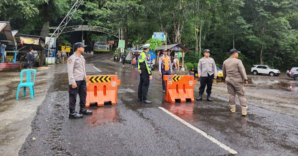 Polres Mojokerto Tutup Jalur Pacet-Cangar Selama Proses Penanganan Longsor