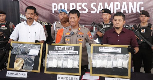 Polres Sampang Ungkap Peredaran Narkoba, Kurir dan Sabu 938,73 Gram Diamankan