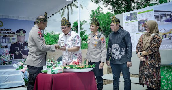 Kapolda Jatim Kunjungi Pulau Bawean, Resmikan Pembangunan Mapolsek Tambak