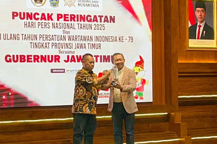 Empat Dekade Mengawal Informasi, Luki Dinobatkan sebagai Ikon Pers Jawa Timur 2025