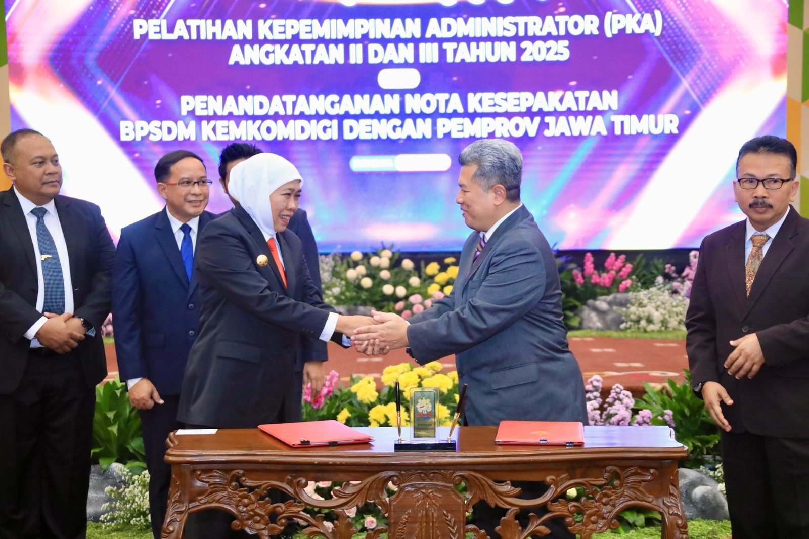 Gubernur Khofifah Teken Kerjasama dengan Kemkomdigi untuk Pengembangan SDM Digital di Jawa Timur