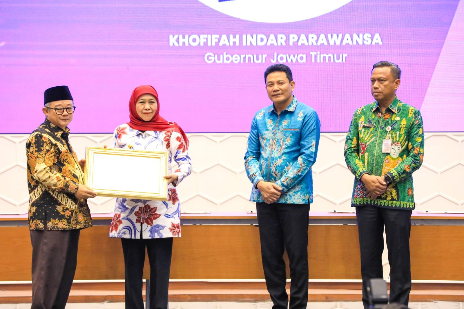 Jatim Terima Penghargaan Menteri Dikdasmen Atas Kinerja Tinggi UKBI 2021-2024