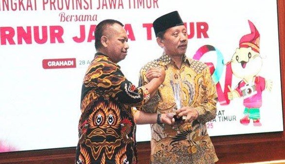 Achmad Fauzi Diganjar Penghargaan Tokoh Transformasi BUMD oleh PWI Jatim