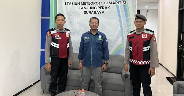 Antisipasi Cuaca Ekstrim, Unit Patroli Kota Presisi Polres Pelabuhan Tanjung Perak Koordinasi dengan BMKG