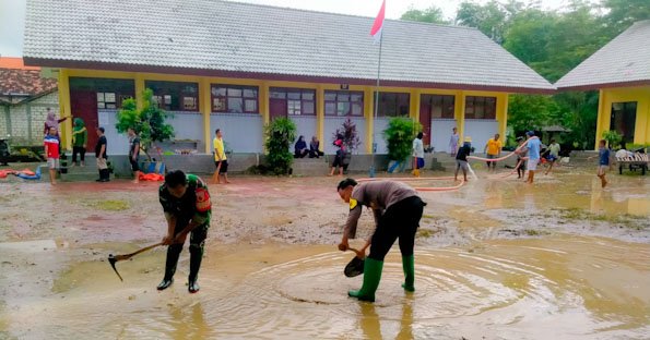 Gotong Royong Polisi dan TNI Bersama Warga Bersihkan Sisa Material Banjir di Tuban