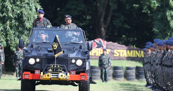 Kalemdiklat Polri Pimpin Penutupan Dikbangspes Dasar Brimob Mahasiswa STIK Angkatan 83 TA 2025 di Watukosek