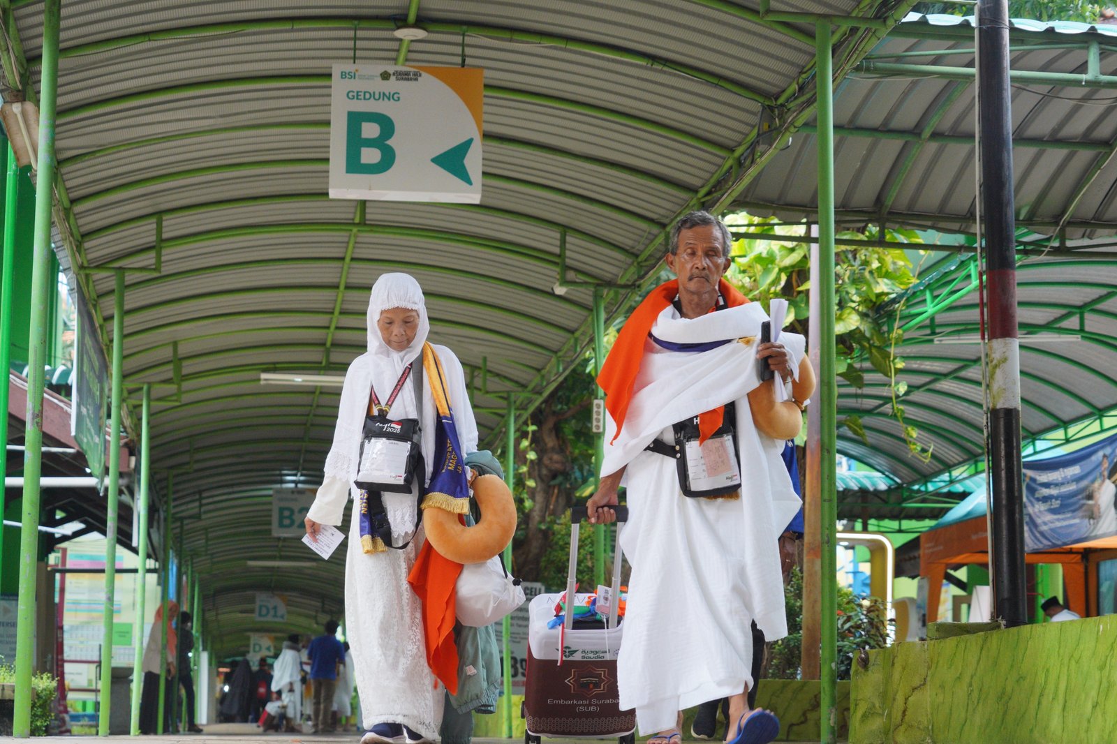 Jemaah Haji Gelombang Dua Kenakan Kain Ihram Sejak di Embarkasi Surabaya