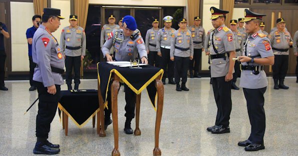 Kapolri Pimpin Upacara Serah Terima Jabatan Kapolda Jabar dan Kapusjarah Polri
