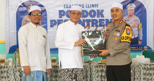 Sosialisasi Etika Berlalulintas, Polres Pelabuhan Tanjung Perak Gelar Coaching Clinic di Pondok Pesantren
