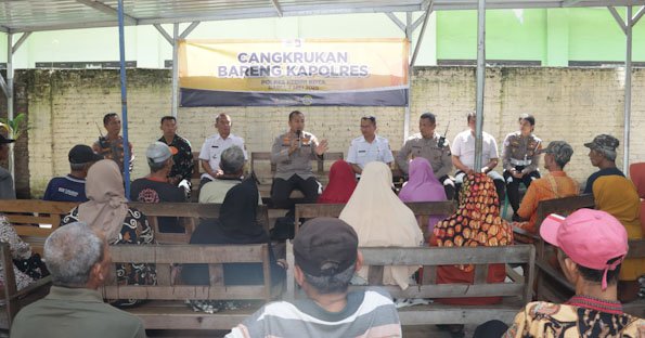 Cangkrukan Kamtibmas, Polres Kediri Kota Berbagi Sembako dan Gelar Bakti Kesehatan