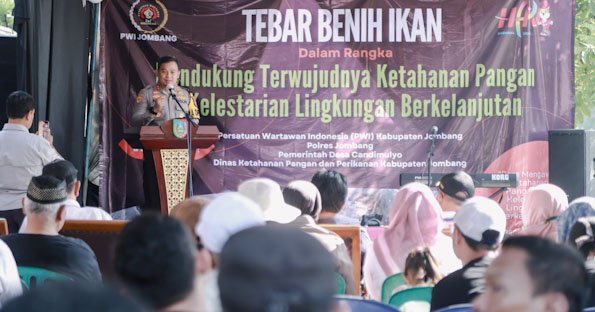 Polisi Kolaborasi Bersama PWI Jaga Kelestarian Lingkungan dan Ketahanan Pangan, Tebar Benih Ikan di Sungai Jombang