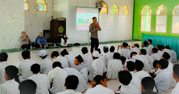 Peringati Hardiknas, Polresta Banyuwangi Gelar Binluh Goes to School