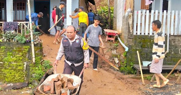 TNI-Polri dan BPBD Sinergitas Tangani Banjir dan Bersihkan Material Longsor di Kediri