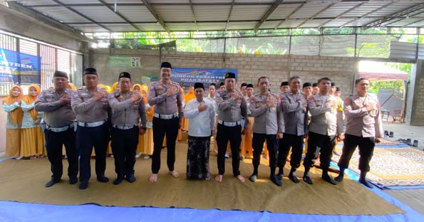 Peringati Hardiknas, Polisi Kenalkan Program Keselamatan Berkendara Edukasi Santri di Kediri