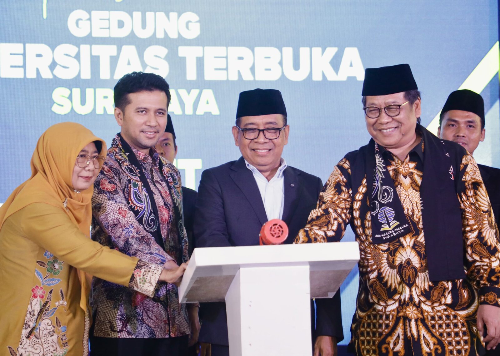 Menko PMK Resmikan Universitas Terbuka Surabaya dan 10 SALUT Berbasis Pesantren