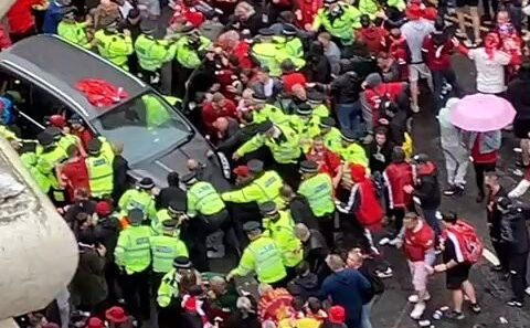 Mobil Tabrak Parade Fans Liverpool, Puluhan Terluka termasuk Anak-anak