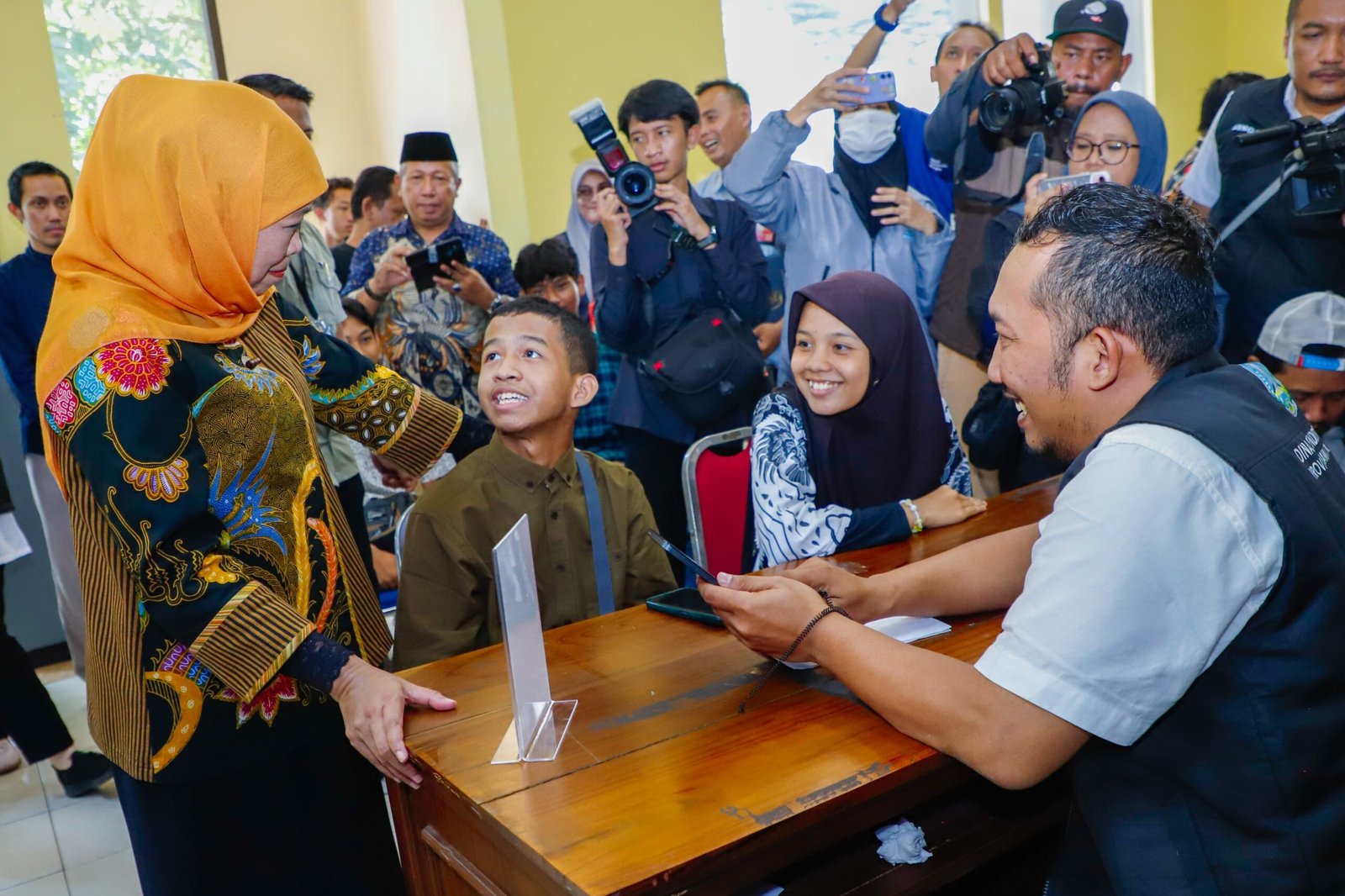 Tinjau Posko SPMB Jatim 2025, Gubernur Khofifah Pastikan Berjalan Optimal Lewat Senopati AI